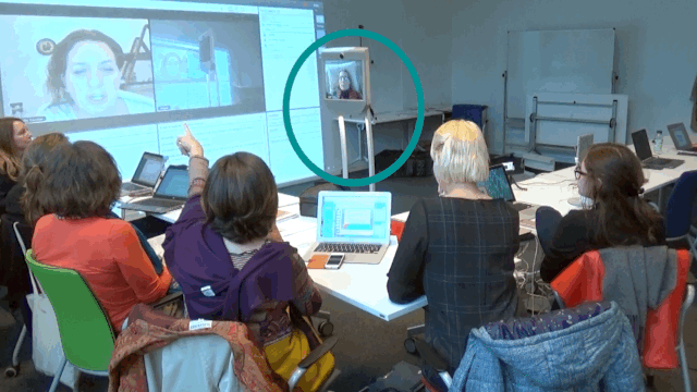 Figure 2&nbsp;: Susan Herring orientant le robot vers l’image projetée de Christelle