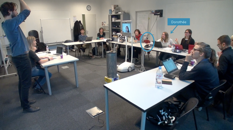 Figure 5&nbsp;: Picture of the doctoral student Dorothée adjusting the webcam before the start of the talk (session 2)