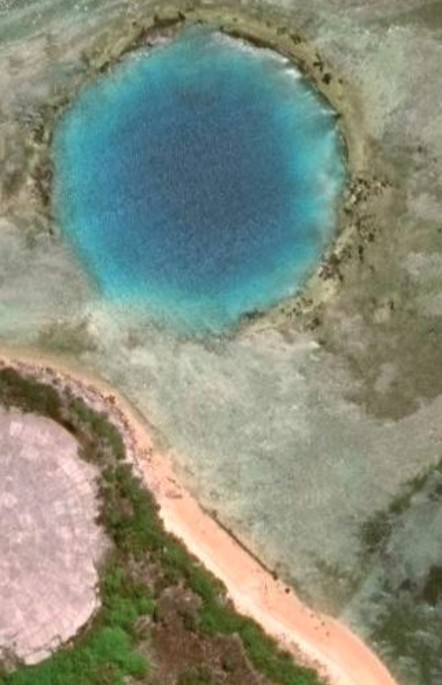 Zone d’impact au bord de l’île Runit de l’atoll d’Enewatak (îles Marshall). Données cartographiques&nbsp;: Maxar Technologies (2022)&nbsp;; https://www.maxar.com/ Source&nbsp;: captures d’écran prises sur le site Google Maps.